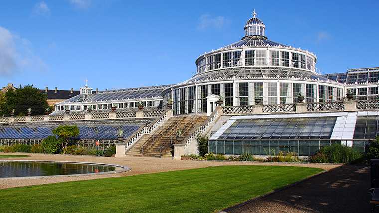 De prachtige botanische kas van de Universiteit van Kopenhagen.